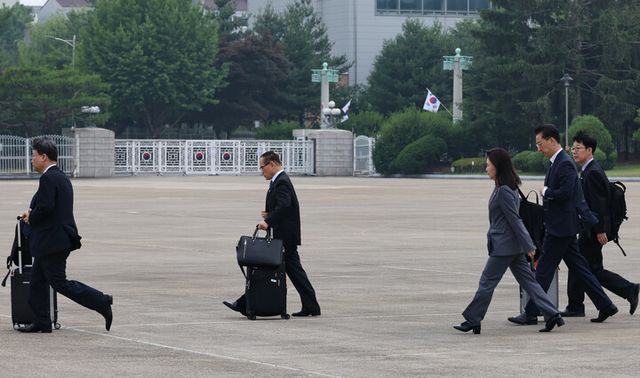 하준경 대통령실 경제성장 수석(왼쪽부터),&nbsp;위성락&nbsp;국가안보실장, 강유정 대변인, 김태진 외교부 의전장, 박윤주 외교부 1차관이 16일 성남 서울공항에서 주요 7개국(G7) 정상회의 참석을 위해 출국하는 이재명 대통령을 수행하기 위해 공군 1호기로 향하고 있다. 2025.6.16