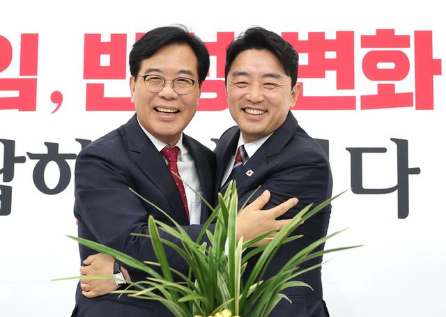 송언석 국민의힘 원내대표(왼쪽)가 17일 국회 원내대표실에서 강훈식 대통령 비서실장을 접견하며 인사를 나누고 있다. [사진=연합뉴스]