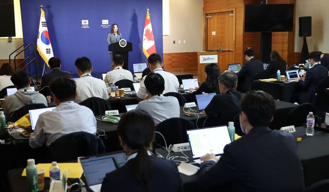 강유정 대통령실 대변인이 16일(현지 시각) 캐나다 앨버타주 캘거리 한 호텔의 한국 프레스센터에서 이재명 대통령의 주요 7개국(G7) 정상회의 참석 관련 브리핑을 하고 있다. [사진=연합뉴스]