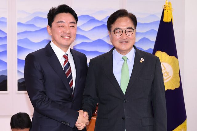 우원식 국회의장과 강훈식 대통령 비서실장이 17일 서울 여의도 국회 의장실에서 만나 악수하며 기념 촬영을 하고 있다. [사진=연합뉴스]