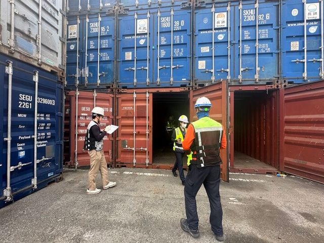 공컨테이너 현장 점검단. [사진=부산항만공사]