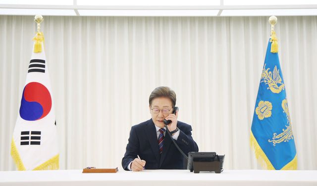 이재명 대통령이 지난 6일 서울 한남동 관저에서 도널드 트럼프 미국 대통령과 전화 통화를 하기 위해 수화기를 들고 있다. [사진=연합뉴스]