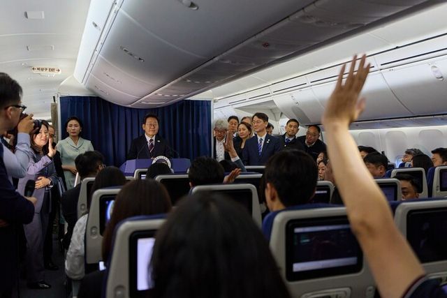 주요 7개국(G7) 정상회의 참석을 위해 출국한 이재명 대통령이 16일(현지 시각) 캐나다 앨버타주 캘거리로 향하는 공군 1호기에서 기자 간담회를 하고 있다. [사진=연합뉴스]