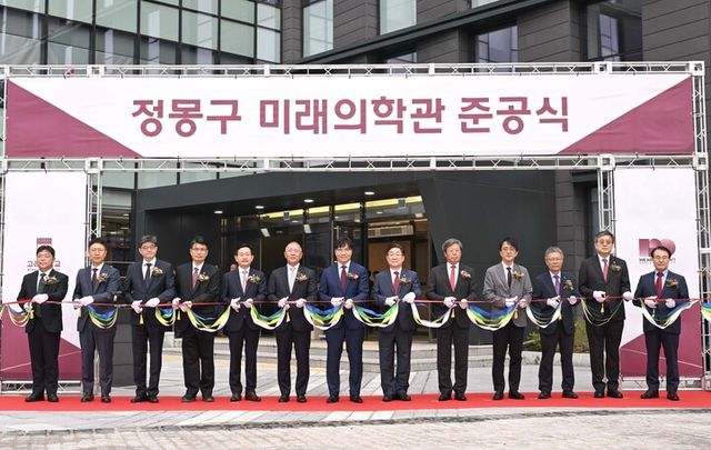 정몽구 미래의학관 준공식에서 정의선 현대차그룹 회장, 김재호 고려중앙학원 이사장, 김동원 고려대 총장, 승명호 교우회장 등 참석자들이 테이프커팅을 하고 있다. (왼쪽부터) 서동훈 안산병원장, 민병욱 구로병원장, 한승범 안암병원장, 편성범 의과대학장, 윤을식 의무부총장, 정의선 현대차그룹 회장, 김재호 고려중앙학원 이사장, 김동원 고려대 총장, 승명호 교우회장, 정순영 교무부총장, 윤성택 연구부총장, 송진원 대학원장, 윤형선 의대교우회장. [사진=현대차그룹]