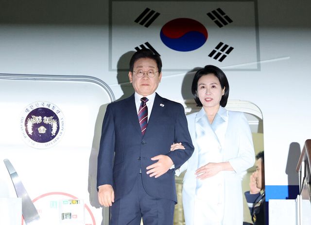 이재명&nbsp;대통령과 김혜경 여사가 19일 51차 주요 7개국(G7) 정상회의 일정을 마친 뒤 성남 서울공항에 도착해 공군 1호기에서 내리고 있다. [사진=연합뉴스]