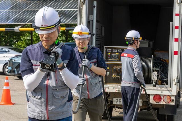 KT 직원들이 서울시에 위치한 구로 국사에서 종합안점점검과 연계해 긴급복구 훈련을 진행하고 있다. [사진=KT]