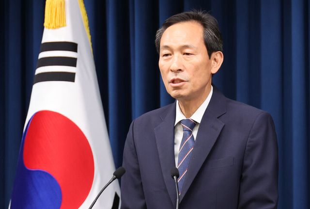 우상호 정무수석이 19일 용산 대통령실에서 이재명 대통령과 여야 지도부 오찬 예정 관련 브리핑을 하고 있다. [사진=연합뉴스]