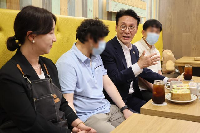 김민석 국무총리 후보자가 19일 서울 영등포구 꿈더하기 사회적협동조합에서 열린 발달장애인 일자리 현장 간담회에서 발언하고 있다. [사진=연합뉴스]