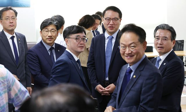 김용범 대통령실 정책실장(오른쪽)과 허영 더불어민주당 원내정책수석부대표(오른쪽 두번째) 등이 18일 서울 여의도 국회 의원회관에서 대통령실과 정부, 여당 등이 함께하는 추경안 관련 비공개 회의에 참석해 대화하고 있다. [사진=연합뉴스]