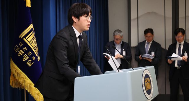 하정우 AI미래기획수석이 19일 용산 대통령실에서 이공계특별법 관련 브리핑을 하고 있다. [사진=연합뉴스]