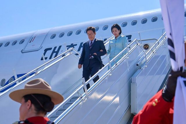 G7 정상회의 참석을 위해 출국한 이재명&nbsp;대통령이 김혜경 여사와 16일(현지 시각) 캐나다 앨버타주 캘거리국제공항에 도착해 공군 1호기에서 내리고 있다. [사진=연합뉴스]