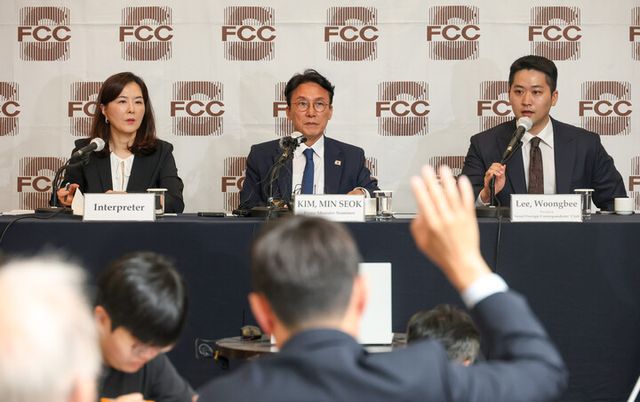 김민석 국무총리 후보자가 지난 17일 서울 중구 한국프레스센터에서 열린 외신기자 간담회에 참석해 질문을 듣고 있다. [사진=연합뉴스]