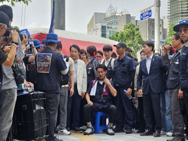 고공농성 해제한 김형수 금속노조 경남지부 거제통영고성조선하청지회장. [사진=연합뉴스]