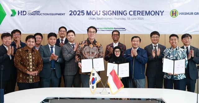 최철곤 HD현대건설기계 사장(앞줄 왼쪽 다섯 번째)과 자얀티 사리 하스누르 그룹 사장(앞줄 왼쪽 여섯 번째)이 19일 울산캠퍼스에서 전략적 업무 협약을 체결한 뒤 기념촬영을 하고 있다. [사진=HD현대건설기계]