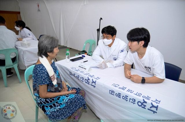 신민식 자생의료재단 사회공헌위원장이 필리핀 한국전 참전용사 가족을 진료하고 있다. [사진=자생의료재단]