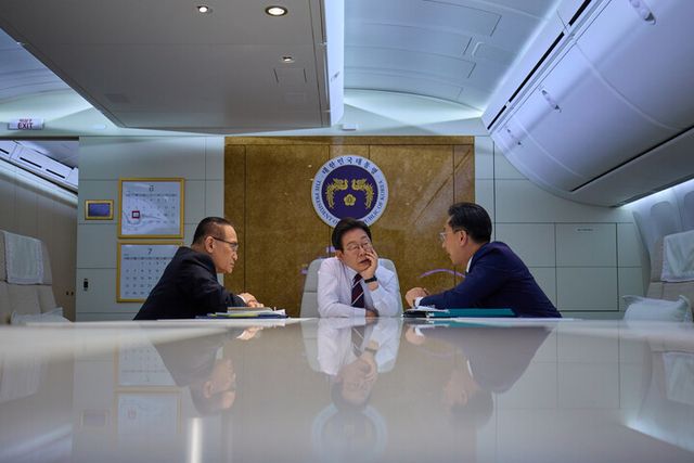 캐나다 주요 7개국(G7) 정상회의에 참석하는 이재명 대통령이 지난 16일 캘거리를 향하는 공군 1호기에서 위성락 국가안보실장, 김태진 외교부 의전장과 대화하고 있다. [사진=연합뉴스]