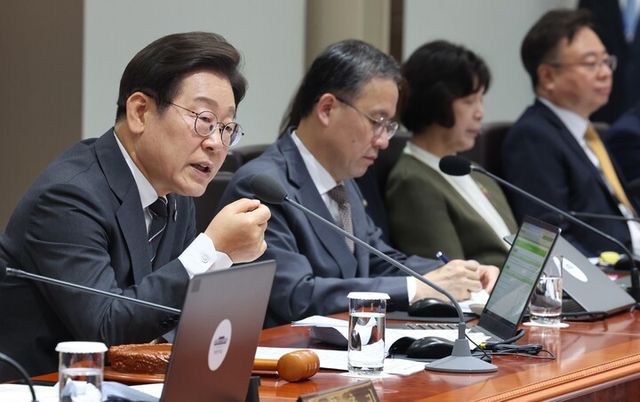 이재명 대통령이 19일 용산 대통령실에서 국무회의에 입장하고 있다. [사진=연합뉴스]