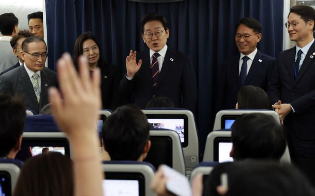 캐나다 주요 7개국(G7) 정상회의를 마친 이재명 대통령이 18일 서울공항을 향하는 공군 1호기에서 기자들과 G7 관련 대화를 하고 있다. 이 대통령은 캘거리 공항 이륙 후 기자단을 찾아 간단한 질의 응답 시간을 가졌다. [사진=연합뉴스]