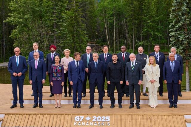 이재명&nbsp;대통령(뒷줄 가운데)이 지난 17일(현지 시간) 캐나다 앨버타주 카나나스키스 주요 7개국(G7) 정상회의장에서 G7 및 초청국 정상들과 기념촬영을 하고 있다. [사진=이재명 대통령 페이스북]