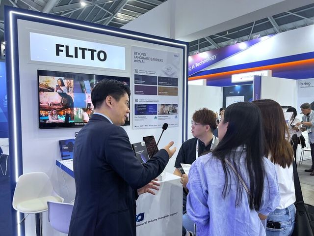플리토가 지난달 27일부터 29일까지 싱가포르에서 열린 ‘커뮤닉아시아 2025’에 참가해 자사의 인공지능(AI) 언어 기술을 소개했다. [사진=플리토]