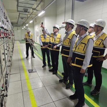 정치교 안전·영업배전부사장(왼쪽에서 세번째) 석촌변전소 현장점검. [사진=한국전력]