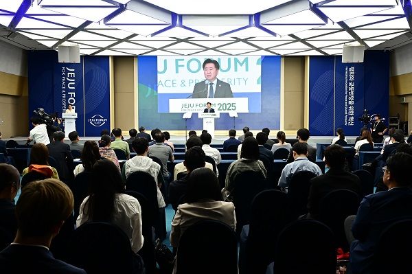 성공적인 마무리를 축하하는 오영훈 제주특별자치도지사. [사진=제20회 제주포럼]