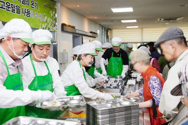 코오롱그룹이 전 임직원이 참여하는 봉사 주간 '드림 파트너스 위크'를 진행했다. 서창희 코오롱사회봉사단 총단장(왼쪽에서 세번째)이 지난달 30일 과천시노인복지관 배식 봉사활동에 참여하고 있다.[사진=코오롱그룹]