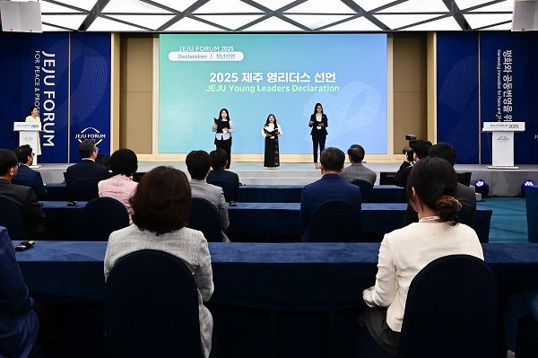 2025 제주 영리더스 선언문을 낭독하는 글로벌 청년 참가자들. [사진=제20회 제주포럼]