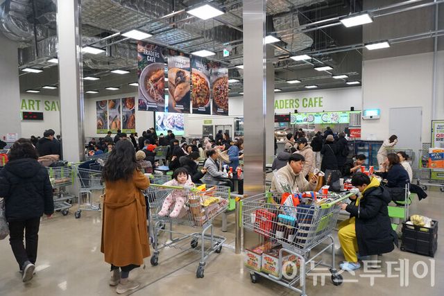 서울 강서구 이마트 트레이더스 홀세일클럽 마곡점에 마련된 ‘T-카페’가 고객들로 붐비고 있다. [사진=이뉴스투데이DB]
