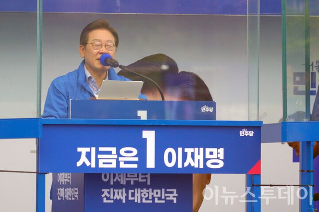 제21대 대통령선거를 하루 앞둔 2일 오후 서울 강서구 서울식목원 마곡나루광장에서 이재명 더불어민주당 대선 후보가 유세 연설을 하고 있다. [사진=안경선 기자]