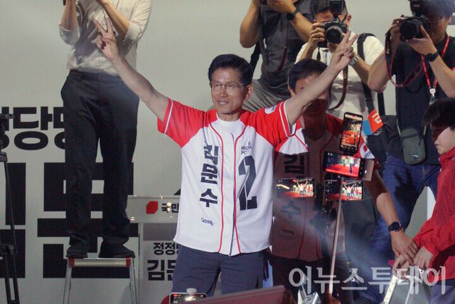 김문수 국민의힘 대선후보가&nbsp;제21대 대통령선거를 하루 앞둔 2일 오후 서울 중구 시청광장에서 유세 연설 전 지지자들에게 손을 들며 인사하고 있다. [사진=안경선 기자]