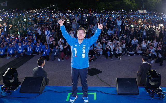 이재명 더불어민주당 대선 후보가 선거를 하루 앞둔 2일 서울 여의도공원 마지막 유세에서 연설을 마친 뒤 시민들에게 인사하고 있다. [사진=연합뉴스]