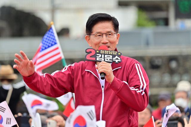 김문수 국민의힘 대선 후보가 2일 오전 제주시 동문로터리에서 유세를 하고 있다. [사진=연합뉴스]