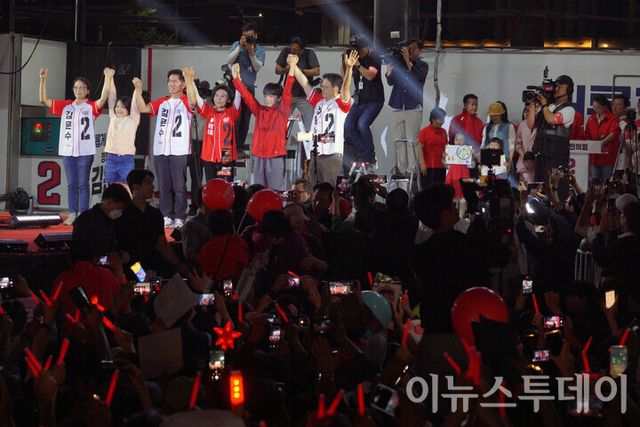 제21대 대통령선거를 하루 앞둔 2일 오후 서울 중구 시청광장에서 김문수 국민의힘 대선후보가 설난영 여사를 포함한 가족들과 함께 지지자들에게 인사하고 있다.&nbsp;[사진=안경선 기자]