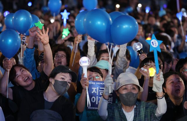 이재명 더불어민주당 대선 후보가 선거를 하루 앞둔 2일 서울 여의도공원 마지막 유세에서 이 후보의 '빛의 혁명' 완성을 위한 승리에 대한 연설을 들은 시민들의 응원봉을 들고 환호하고 있다. [사진-연합뉴스]