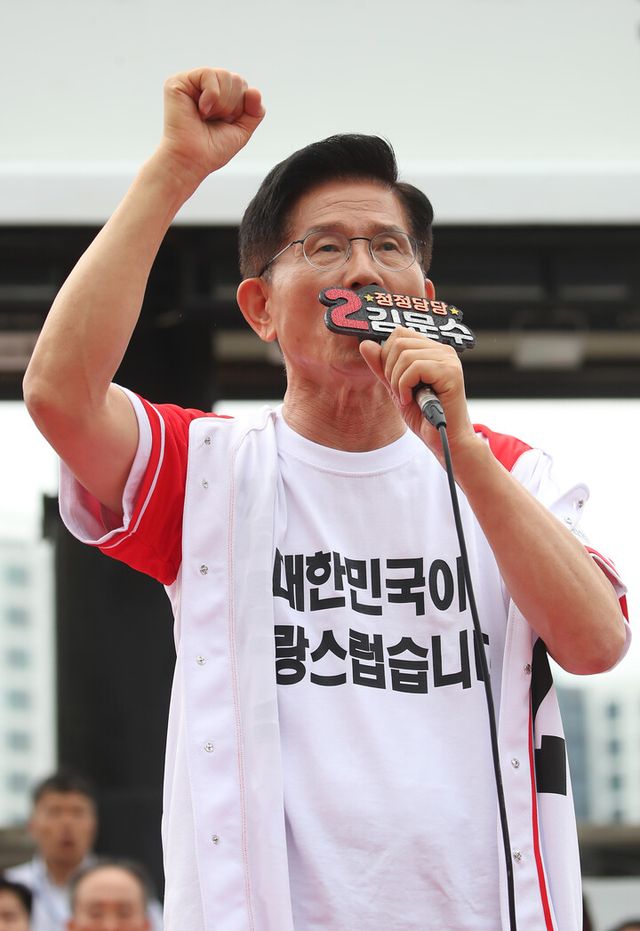 김문수 국민의힘 대선 후보가 제21대 대통령선거 선거일을 하루 앞둔 2일 동대구역 광장에서 시민들에게 지지를 호소하고 있다. [사진=연합뉴스]