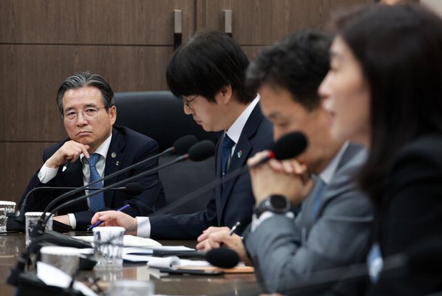김용범 대통령실 정책실장이 20일 울산전시컨벤션센터에서 이재명 대통령 주재로 열린 인공지능(AI) 글로벌 협력 기업 간담회에서 정신아 카카오 대표의 발언을 듣고 있다. 2025.6.20 [대통령실통신사진기자단]