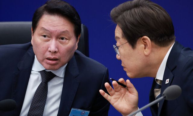 이재명 대통령이 20일 울산전시컨벤션센터에서 이재명 대통령 주재로 열린 인공지능(AI) 글로벌 협력 기업 간담회에서 최태원 SK그룹 회장과 대화하고 있다. 2025.6.20 [대통령실통신사진기자단]