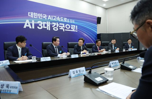 최태원 SK그룹 회장이 20일 이재명 대통령 주재로 울산전시컨벤션센터에서 열린 인공지능(AI) 글로벌 협력 기업 간담회에서 발언하고 있다. [사진=연합뉴스]