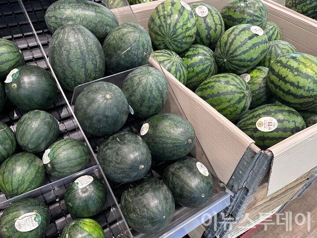 대형마트 수박 매대. [사진=황수민 기자]