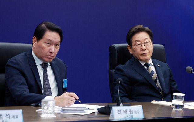 이재명 대통령과 최태원 SK 그룹 회장이 20일 울산전시컨벤션센터에서 열린 인공지능(AI) 글로벌 협력 기업 간담회에서 참석자 발언을 듣고 있다. 2025.6.20 [대통령실통신사진기자단]