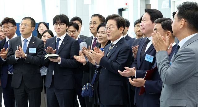 이재명 대통령이 20일 울산전시컨벤션센터에서 열린 인공지능(AI) 글로벌 협력 기업 간담회 뒤 AI 제품·서비스 시연을 참관하며 박수치고 있다. [사진=연합뉴스]