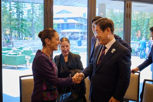 이재명 대통령과 클라우디아 셰인바움 멕시코 대통령이 지난 17일(현지 시각) 캐나다 앨버타주 캐내내스키스 주요 7개국(G7) 정상회의장에서 정상회담 전 악수하고 있다. [사진=연합뉴스]