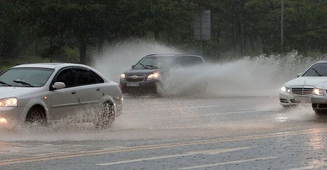 빗길 자동차 운행 모습. [사진=연합뉴스]