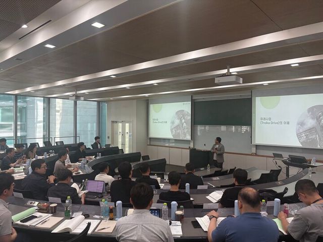 지난달 26일 고려대학교에서 열린 ‘고려아연 및 계열사 리더십 아카데미’ 수업 모습. [사진=고려아연]