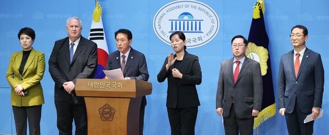 국민의힘 외교통일위원회 위원들이 23일 서울 여의도 국회 소통관에서 "중동발 리스크 대응할 기회인 나토 정상회의 불참은 잘못된 결정"이라며 성명서를 발표하고 있다. [사진=연합뉴스]