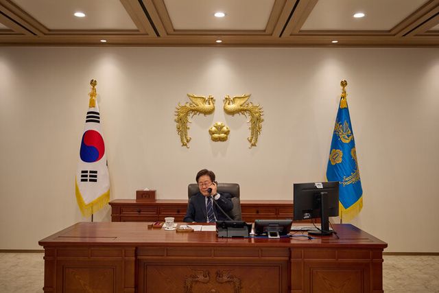 이재명 대통령이 23일 서울 용산 대통령실 청사 집무실에서 안와르 이브라힘 말레이시아 총리와 전화 통화를 하고 있다. [사진=대통령실]