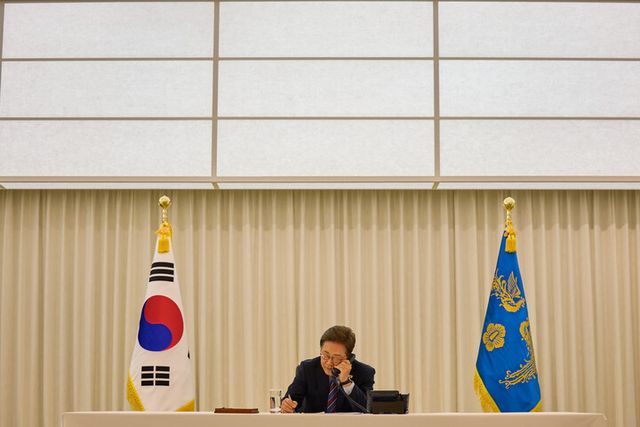 이재명 대통령이 지난 6일 서울 한남동 관저에서 도널드 트럼프 미국 대통령과 전화 통화를 하고 있다. [사진=대통령실]