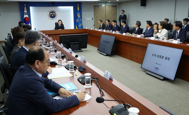 이재명 대통령이 23일 용산 대통령실에서 제1차 수석보좌관회의를 주재하고 있다. [사진=연합뉴스]