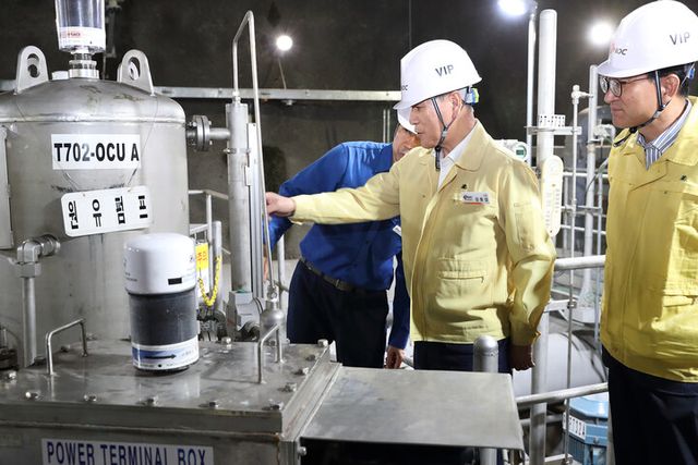 김동섭 한국석유공사 사장(가운데)이 24일 울산비축기지에서 비상방출태세 현장점검을 하고 있다. [사진=한국석유공사]